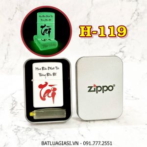 BẬT LỬA ZIPPO CHỮ TÀI THƯ PHÁP "MUA BÁN PHÁT TÀI THÔNG BỐN BỂ" (DẠ QUANG HÚT ÁNH SÁNG) (HỘP THIẾC KÈM XĂNG) H-119
