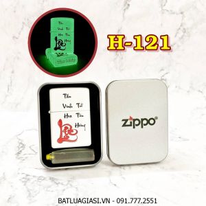 BẬT LỬA ZIPPO CHỮ LỘC THƯ PHÁP "LỘC TẤN VINH HOA TỬ TÔN HƯNG" (DẠ QUANG HÚT ÁNH SÁNG) (HỘP THIẾC KÈM XĂNG) H-121