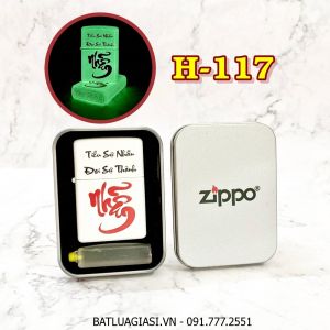 BẬT LỬA ZIPPO CHỮ NHẪN THƯ PHÁP "TIỂU SỰ NHẪN, ĐẠI SỰ THÀNH" (DẠ QUANG HÚT ÁNH SÁNG) (HỘP THIẾC KÈM XĂNG) H-117